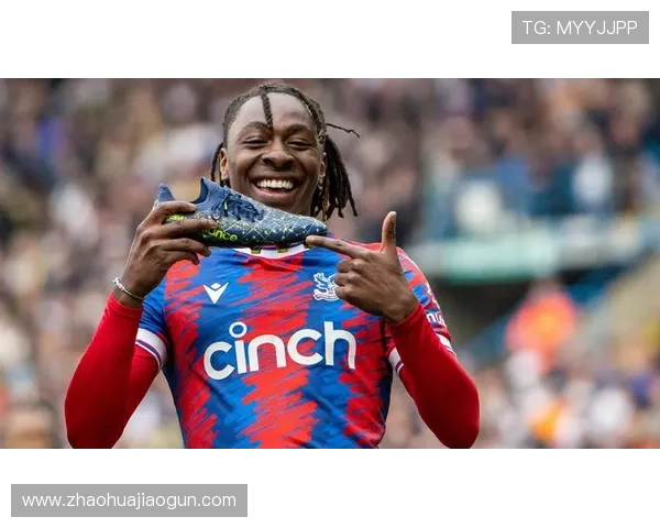 水晶宫与埃泽完成续约，本赛季表现稳健状态回暖