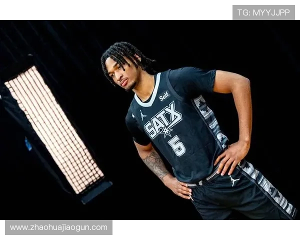 卡斯尔无球跑动制造防守混乱，拉开空间效率提升