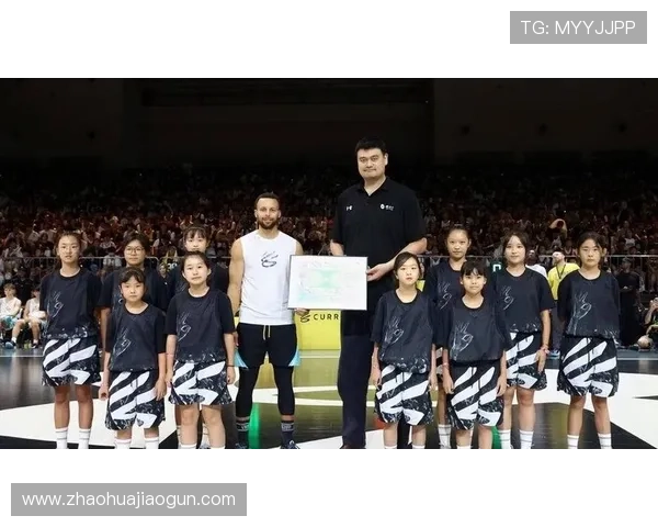 姚明这身高日常穿搭竟然这么接地气，和明星街拍差太多了吧