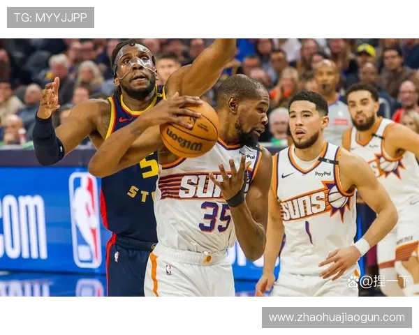 德文·布克场下居然这么会享受，和赛场上那个拼命三郎判若两人！